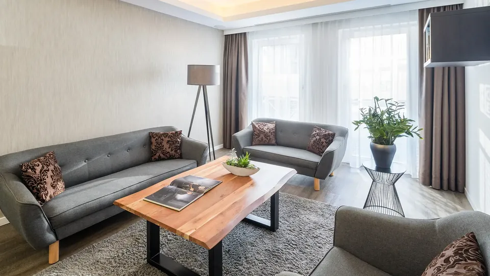 Couch und Couchtisch im Hotelzimmer
